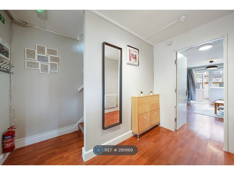 Property photo 2 of 20 Hallway
