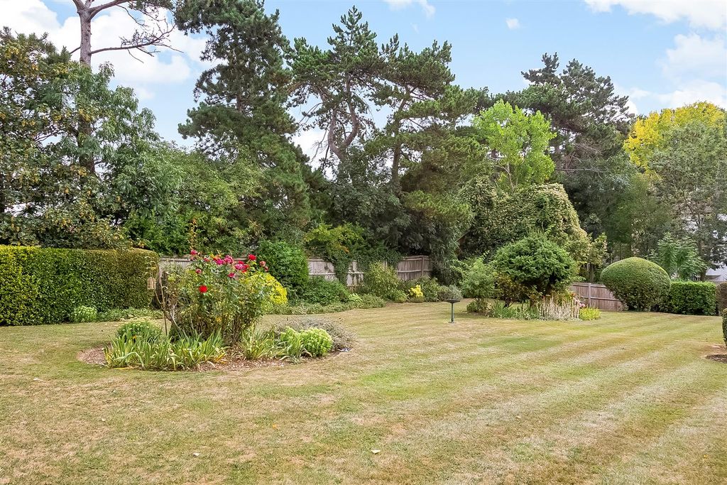 Property photo 2 of 14 Communal Garden