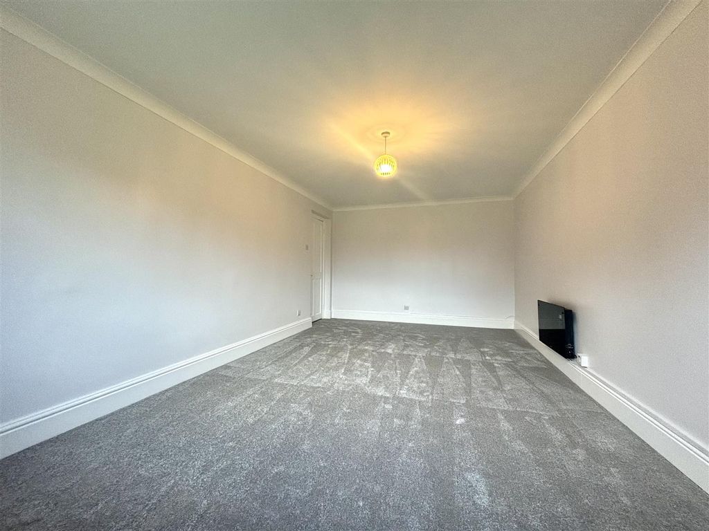 Property photo 3 of 9 Lounge