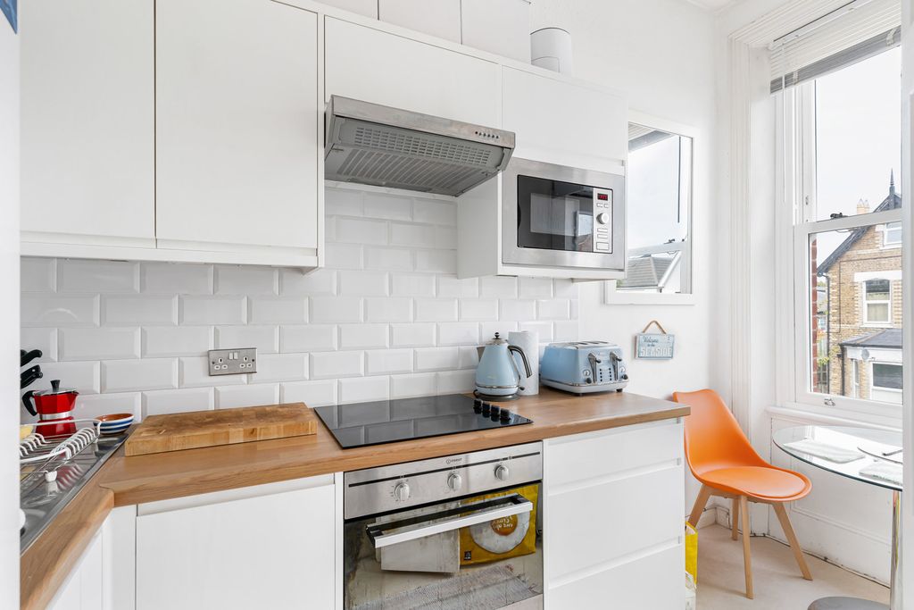 Property photo 3 of 18 Kitchen