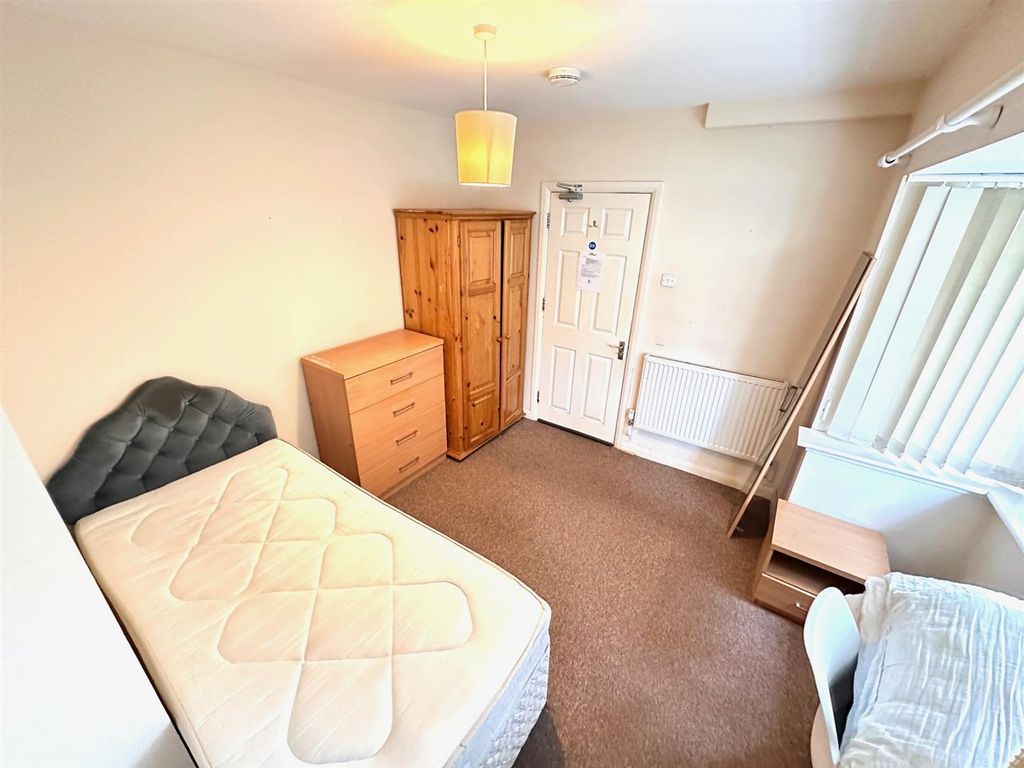 Property photo 2 of 8 Bedroom.Jpg