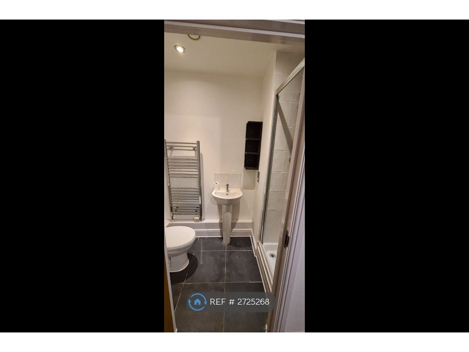 Property photo 1 of 7 Bathroom Inside Master Bed Room