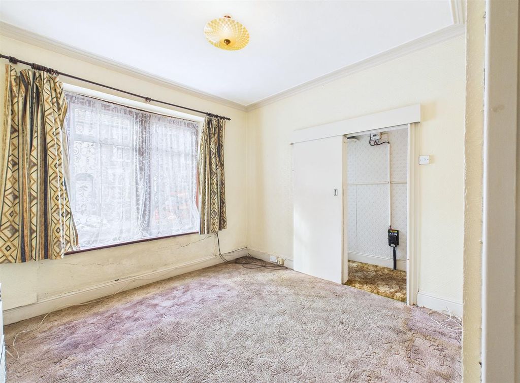 Property photo 2 of 13 2 - Terraced House For Auction, Kingswood.Jpg
