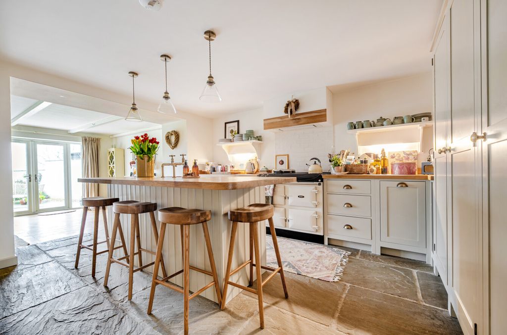 Property photo 3 of 22 1380317-12-691202...