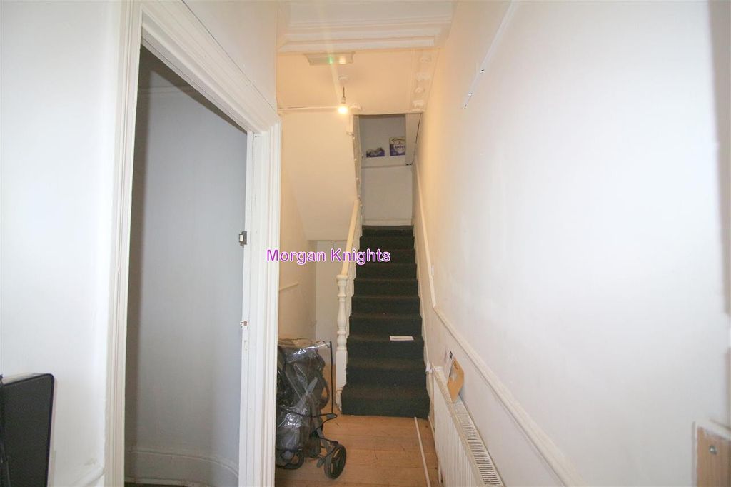Property photo 2 of 10 Entrance/Hallway: