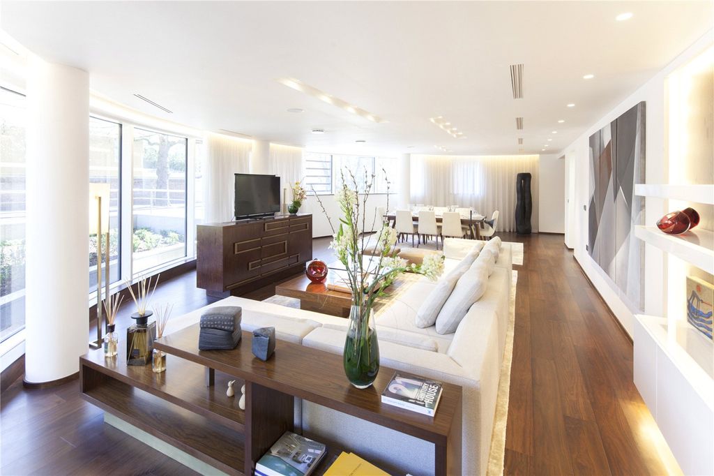 Property photo 2 of 8 Reception / Dining