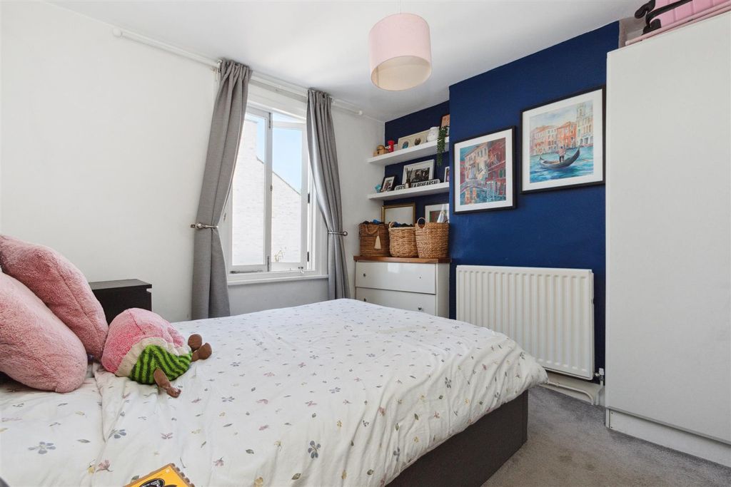 Property photo 3 of 7 Kingston Road Sw19 Bedroom