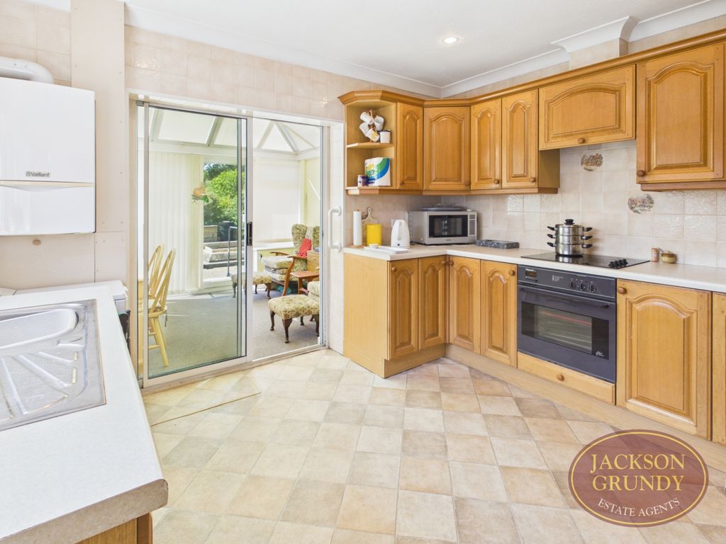 Property photo 3 of 10 Woodland Close