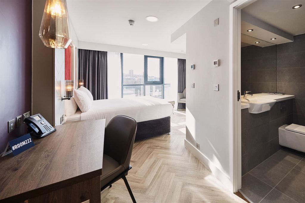 Property photo 1 of 6 Bright Master Bedroom With Modern Ensuite...