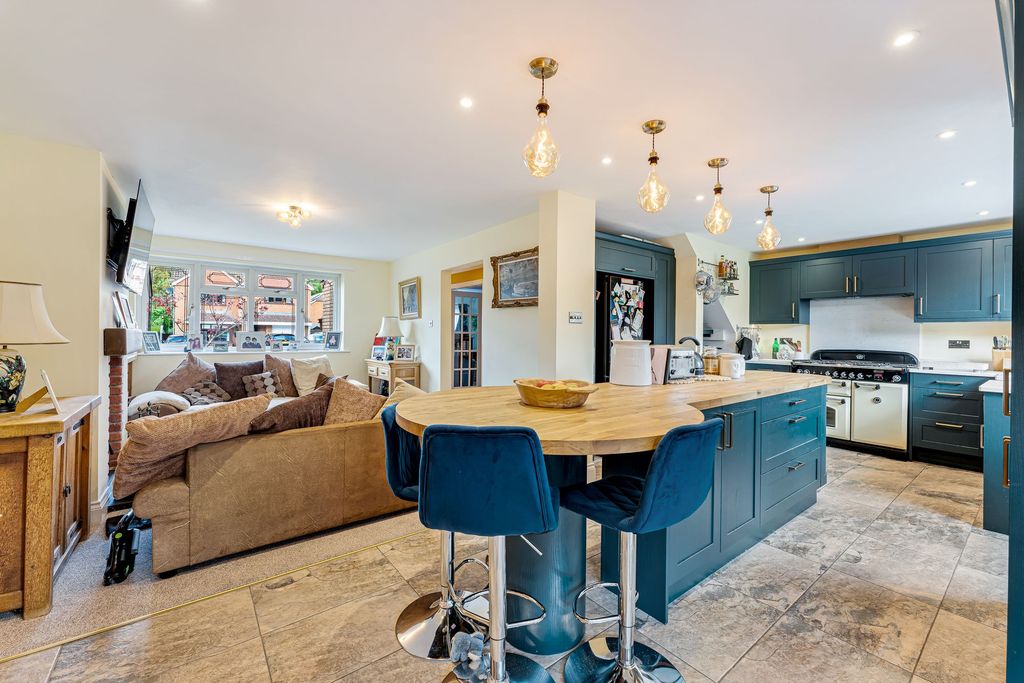 Property photo 2 of 31