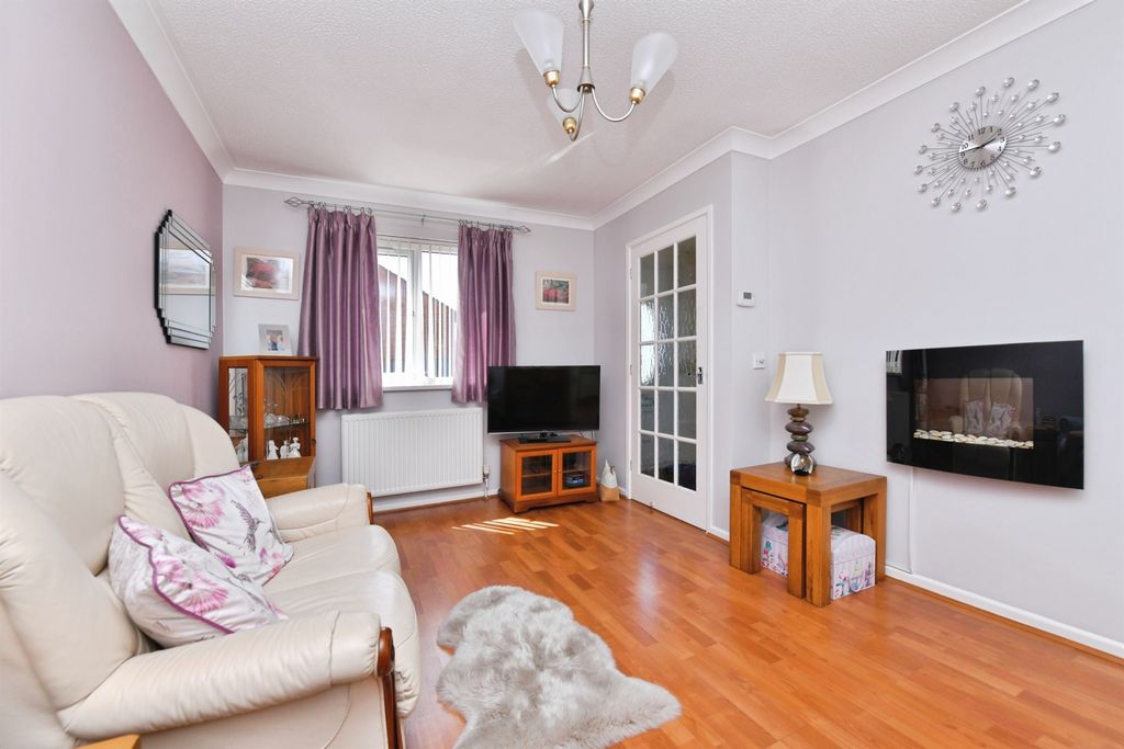 Property photo 2 of 17 Lounge