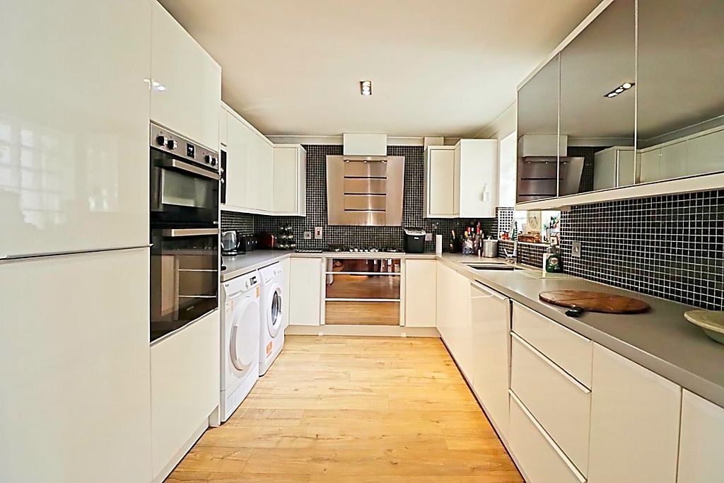 Property photo 2 of 19 Kitchen