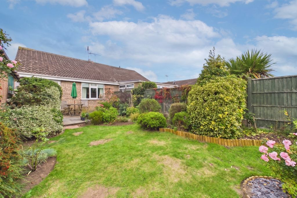 Property photo 3 of 13 Darley Close - Garden