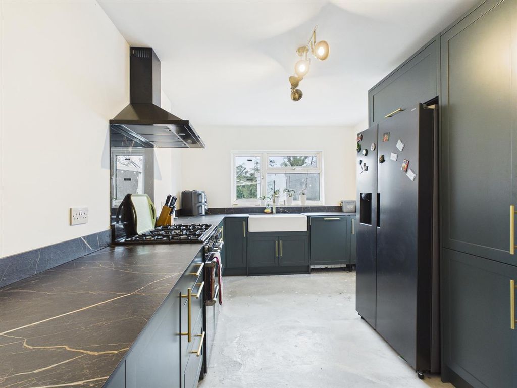 Property photo 3 of 16 Cam05474G0-Pr0054-Still004.Jpg