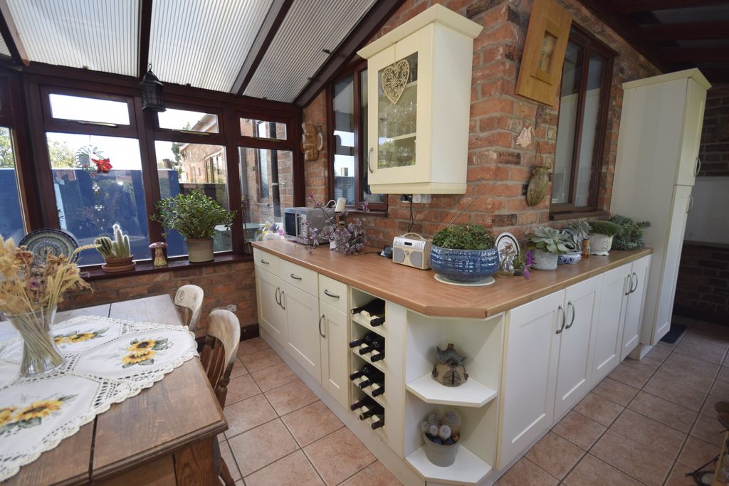 Property photo 3 of 25 Conservatory