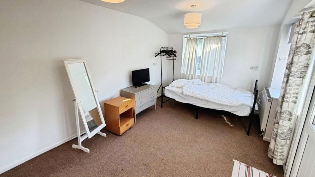 Property photo 3 of 8 Reception/Bedroom
