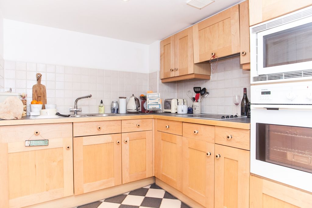 Property photo 3 of 7 Kitchen