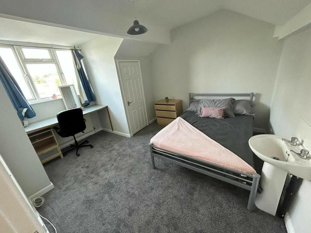 Property photo 1 of 13 Bright And Tidy Double Bedroom Featuring A Comfort...