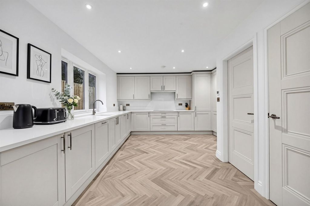 Property photo 3 of 28 High Road North Weald