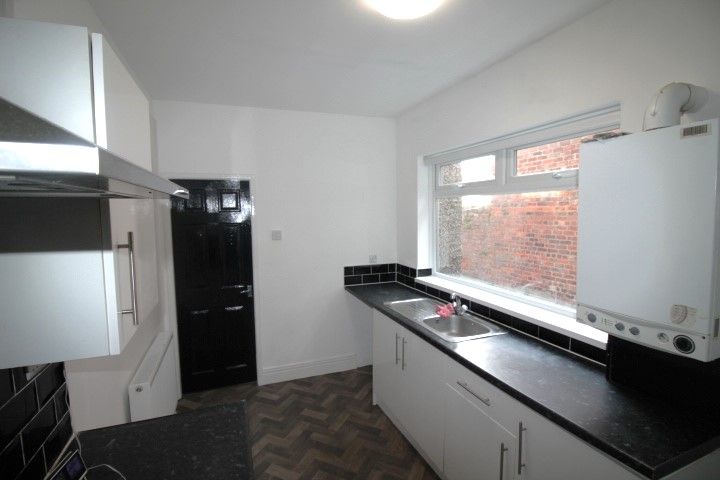 Property photo 2 of 8 Kitchen 1