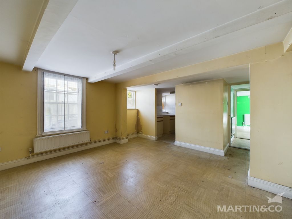 Property photo 3 of 52 Flat 1 Living Room
