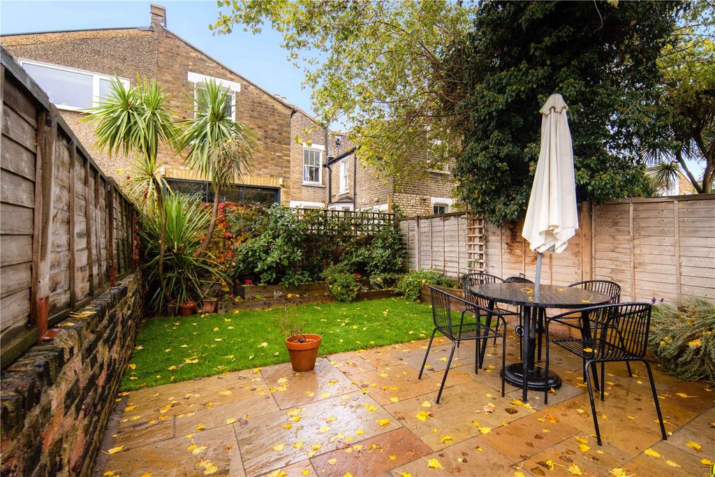 Property photo 2 of 21 Garden