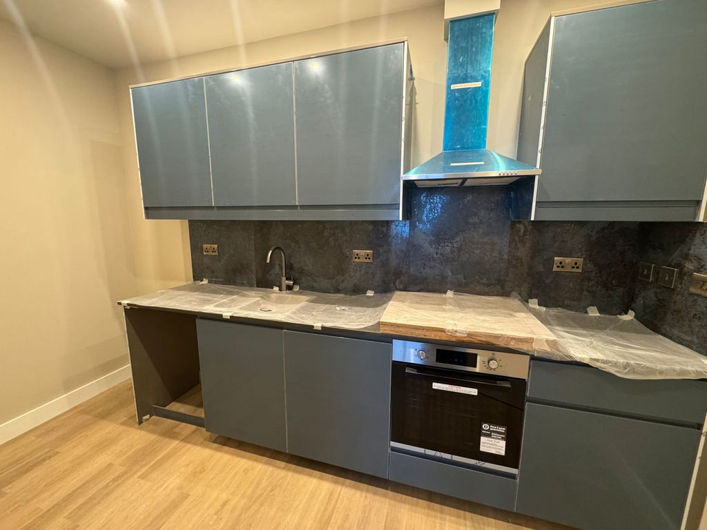 Property photo 1 of 3 Stunning One-Bedroom Flat Located On North End, Croydon Cr0