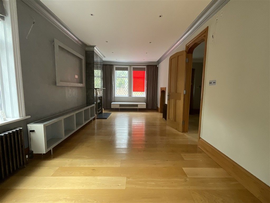 Property photo 3 of 12 Lounge