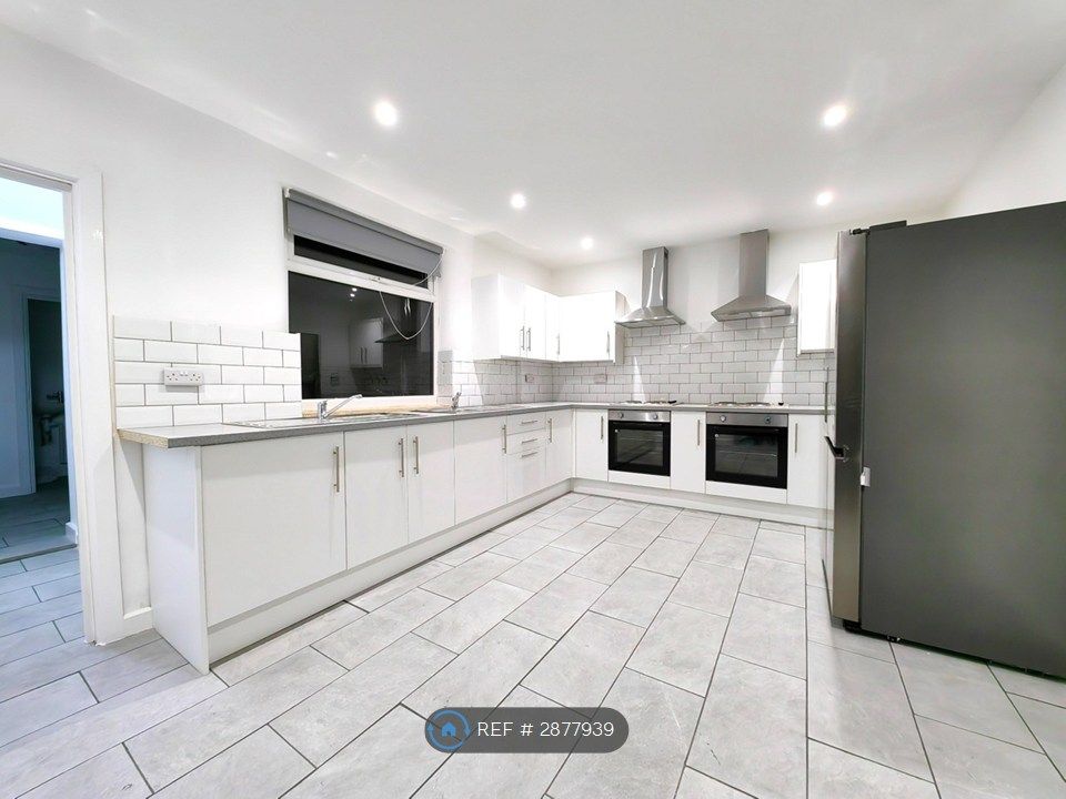 Property photo 1 of 19 Kitchen Double Oven Hobs