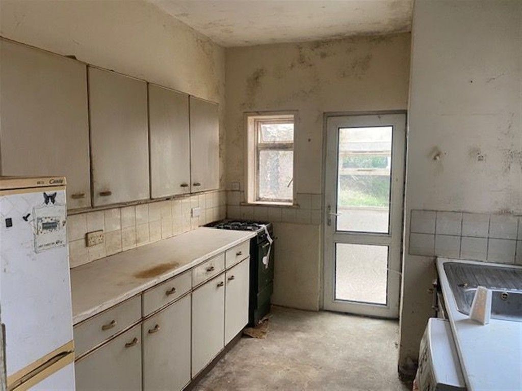 Property photo 3 of 12 Kitchen