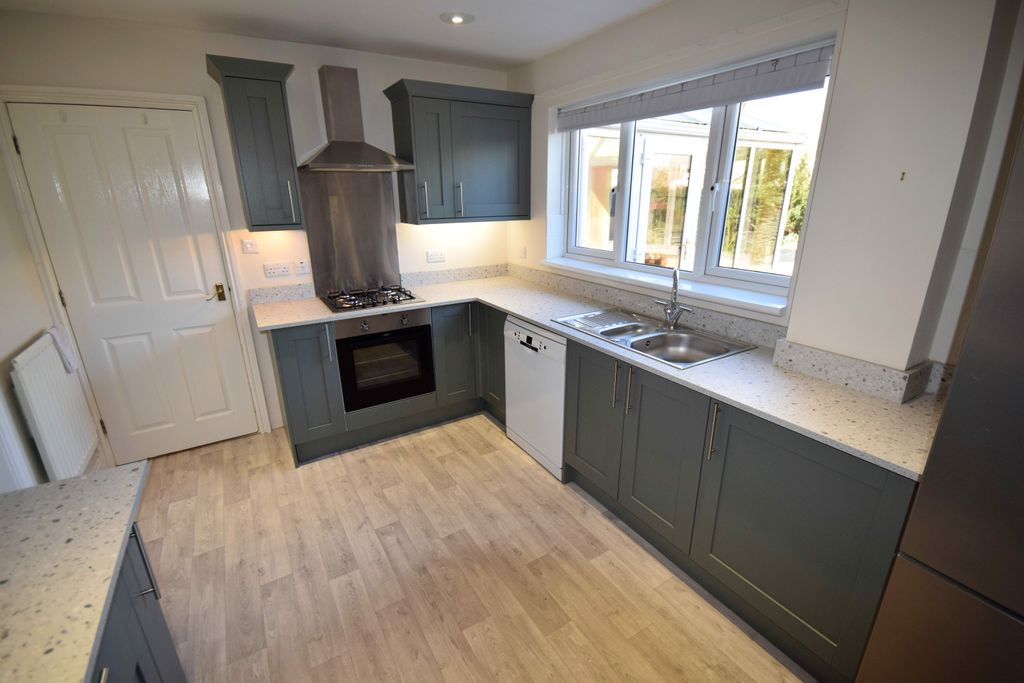 Property photo 3 of 16 Kitchen