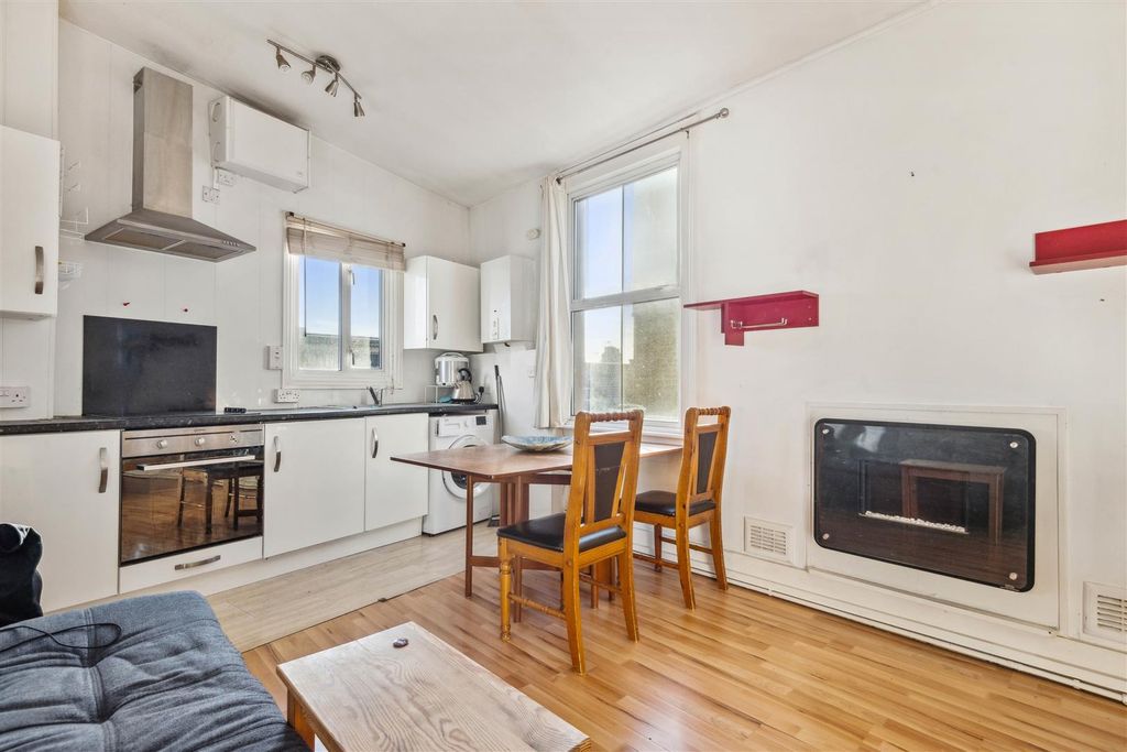 Property photo 2 of 6 Flat 4-27 Balham Hill, Balham, Sw12-4.Jpg