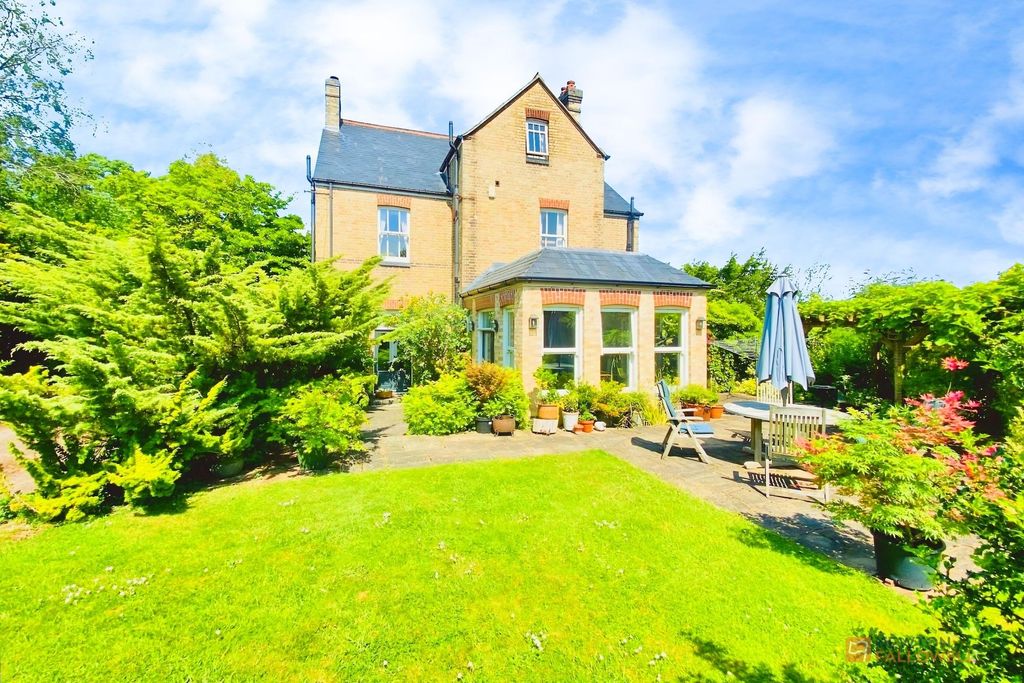 Property photo 2 of 33
