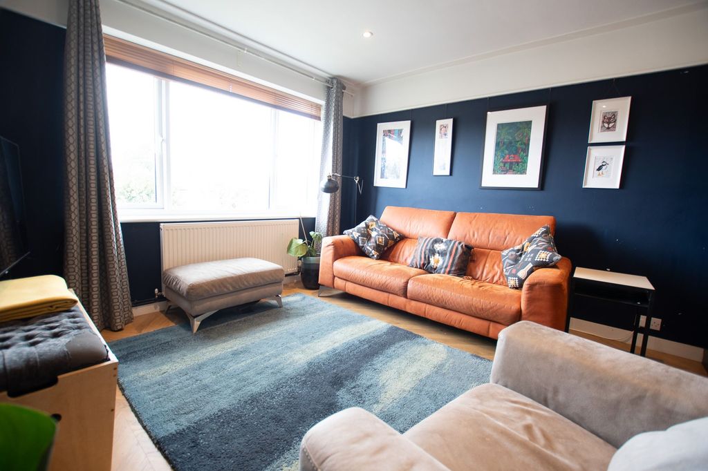 Property photo 2 of 12 Lounge
