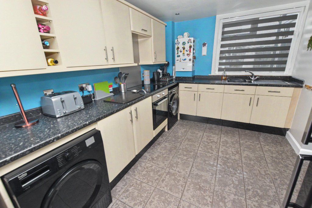 Property photo 3 of 18 Kitchen