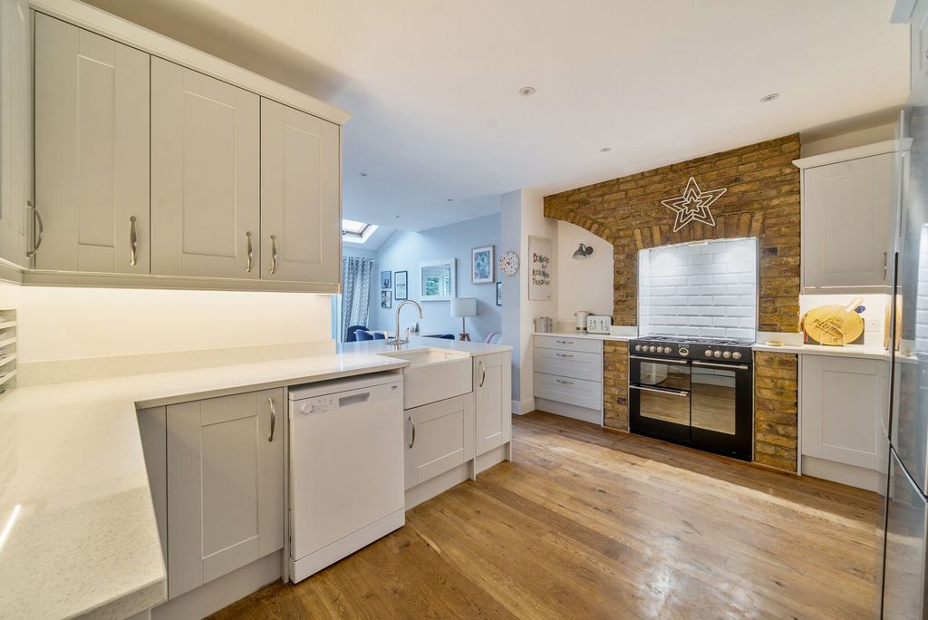 Property photo 3 of 12 1-6981E26861109-1...