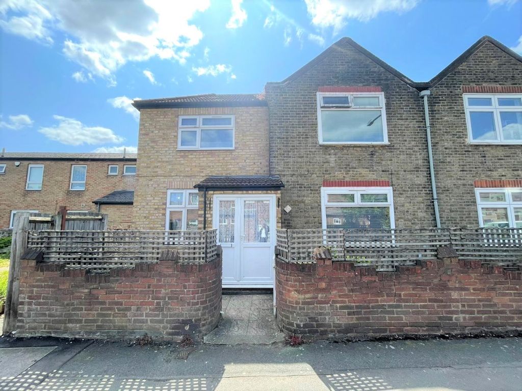 Property photo 1 of 9 Five Bedroom Semi Detached House