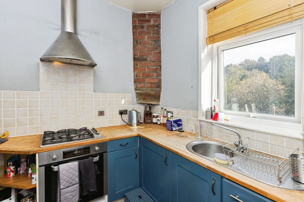 Property photo 3 of 17 Kitchen