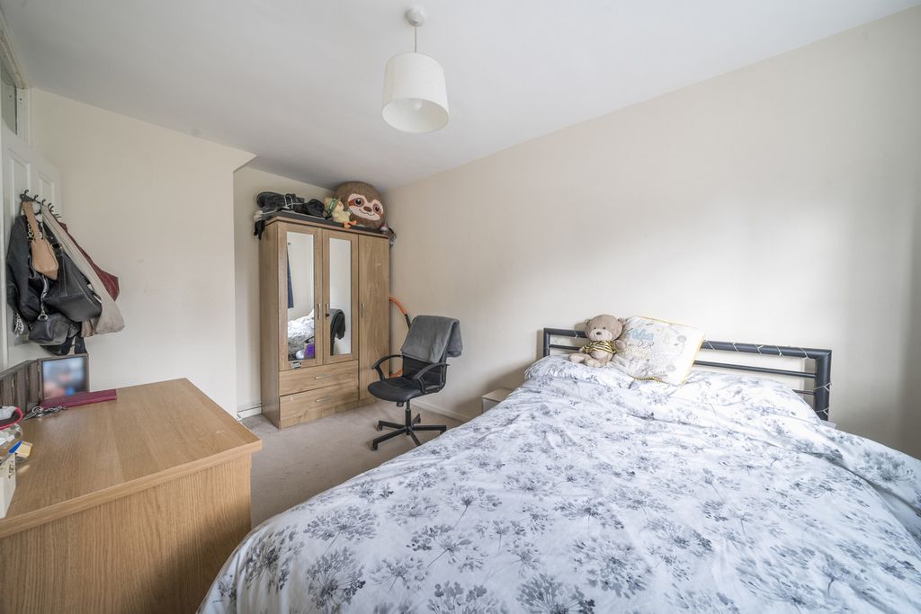 Property photo 2 of 19 Bedroom