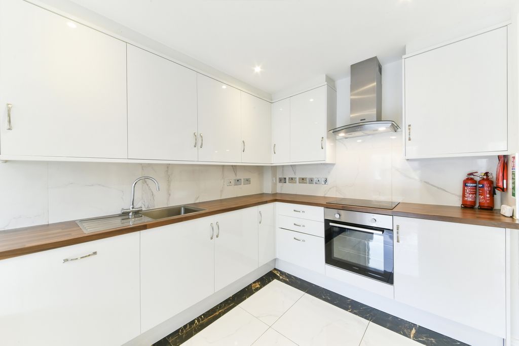 Property photo 3 of 17 Kitchen
