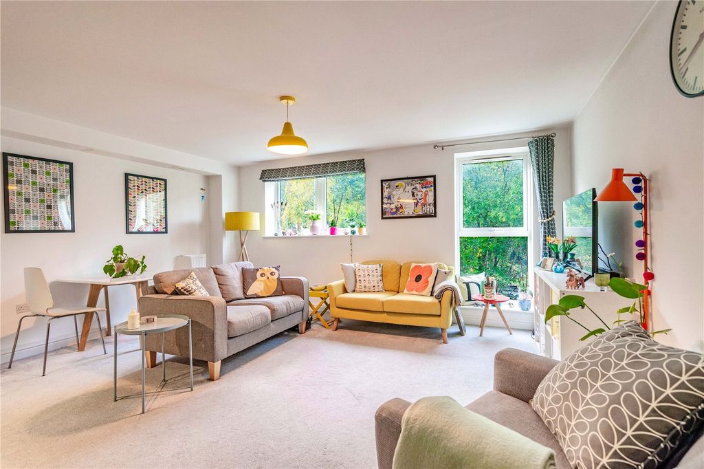 Property photo 1 of 11 Living Room