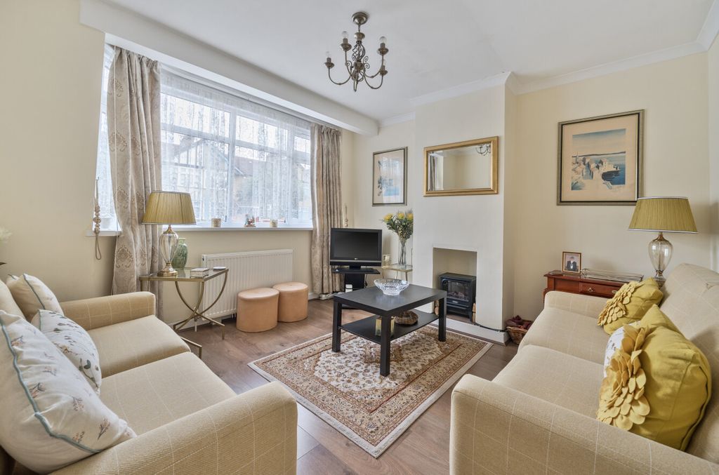 Property photo 2 of 14 1310345-11-684c64...