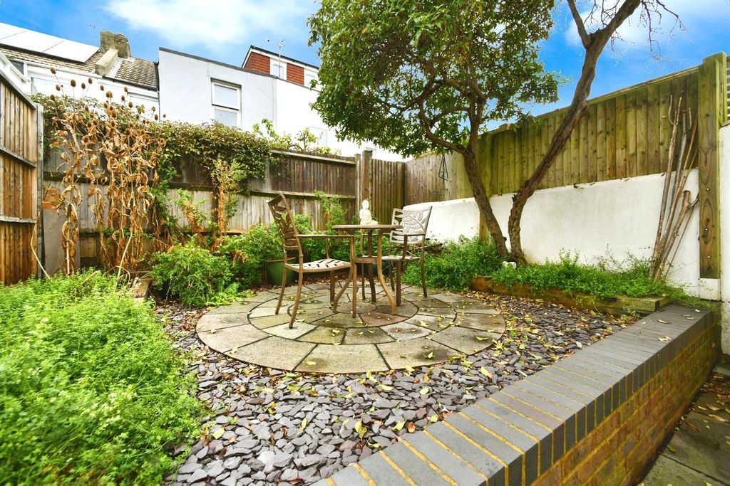 Property photo 2 of 17