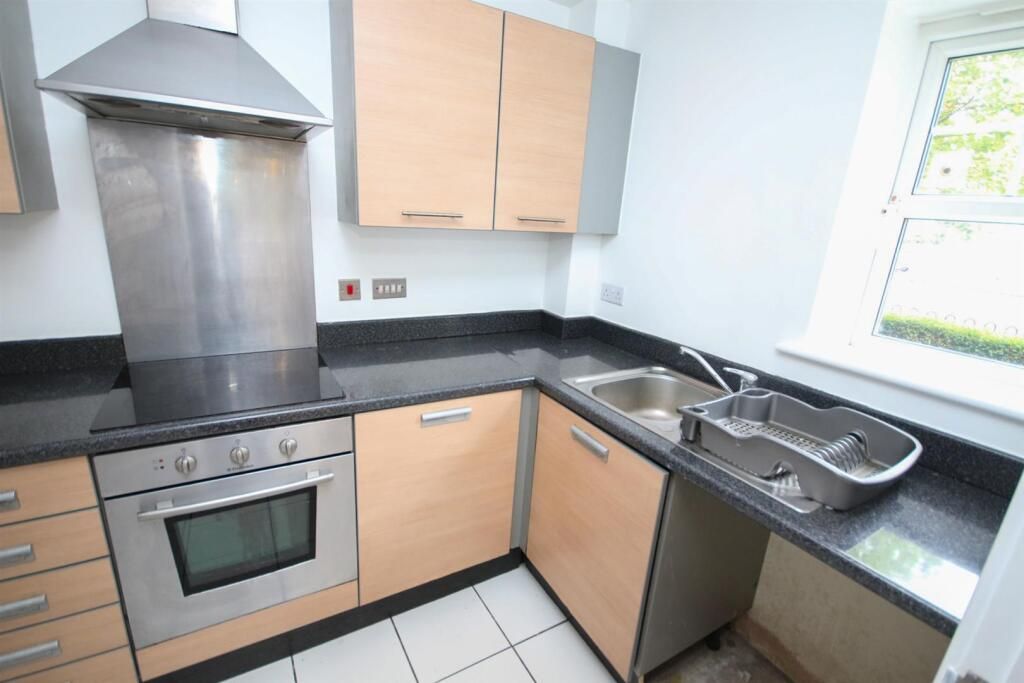 Property photo 1 of 5 2 Bed Flat To Rent Walters Road, London Se25