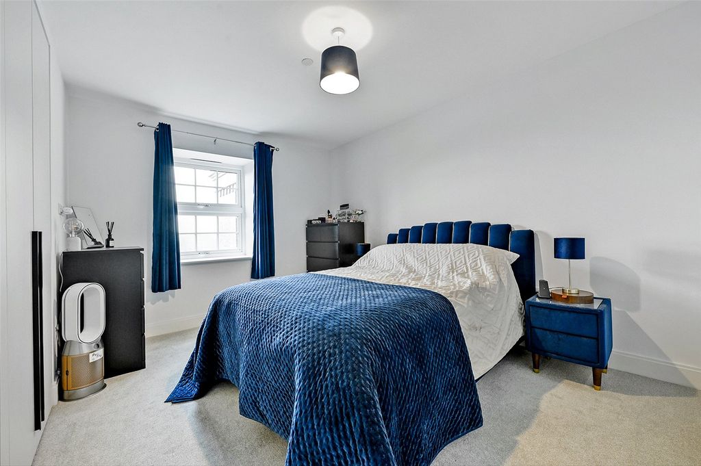 Property photo 3 of 17 Bedroom