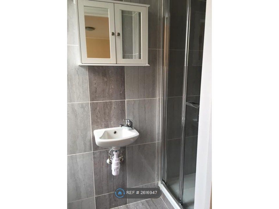 Property photo 3 of 4 En Suite; Shower, Sink, Wc