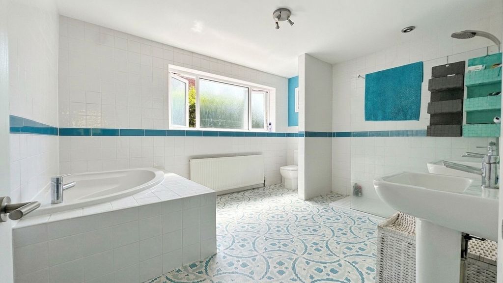 Property photo 3 of 27 Family Bathroom