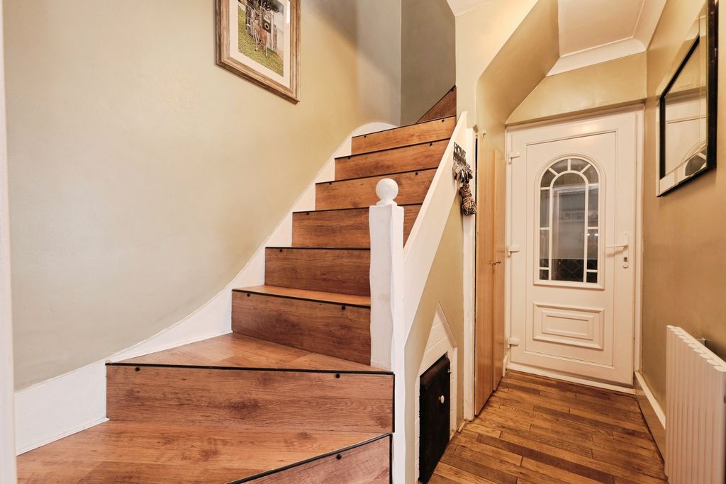 Property photo 3 of 24 16Elgar-15