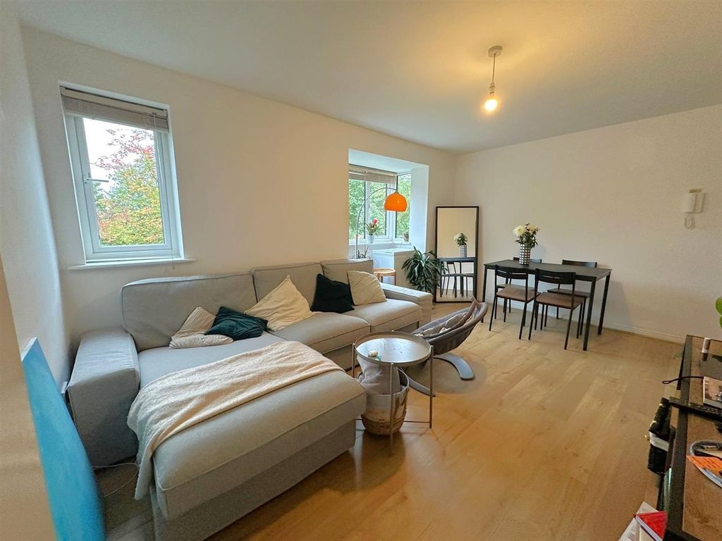 Property photo 2 of 6 Living Room 3.Jpg