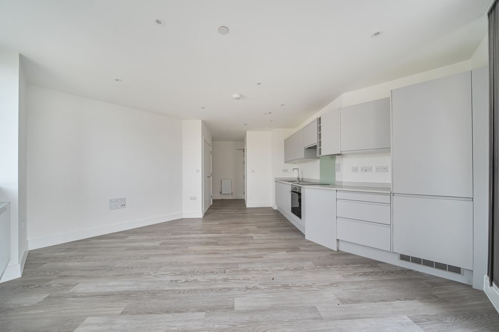 Property photo 2 of 9 -69B1726ba7B22-l-...